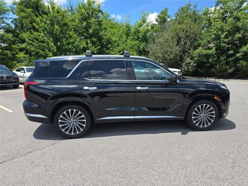 Used 2023 Hyundai Palisade Calligraphy FWD image 2
