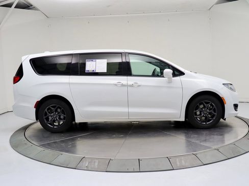 Used 2020 Chrysler Pacifica Touring w/ S Appearance Package image 6