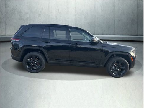 New 2025 Jeep Grand Cherokee Altitude image 6