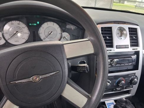 Used 2010 Chrysler 300 Touring RWD image 7