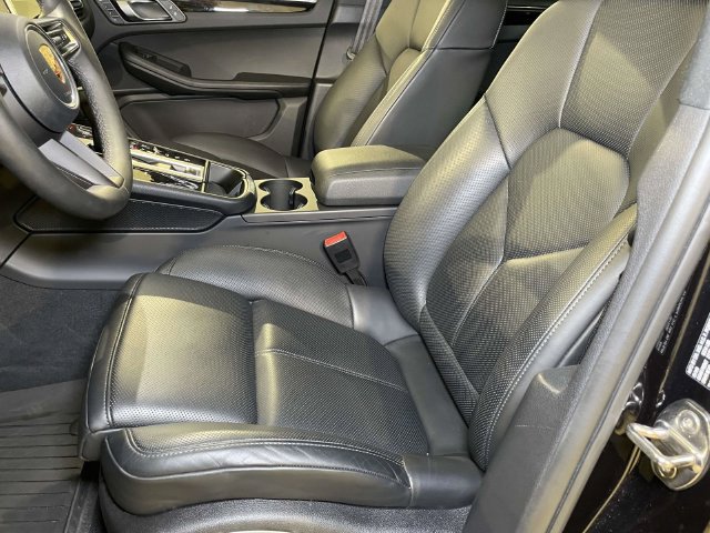 Certified 2026 Porsche Macan AWD/4WD image 5