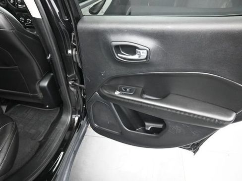 Used 2018 Jeep Compass Latitude FWD image 14