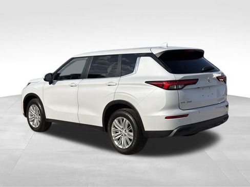 Used 2023 Mitsubishi Outlander ES FWD image 3