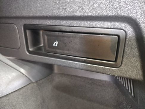 Used 2018 Volkswagen Tiguan SE FWD image 19
