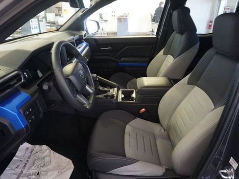 Used 2025 Toyota Tacoma TRD Off-Road AWD/4WD image 17