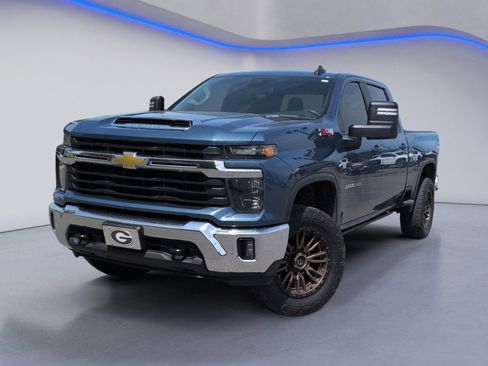 Used 2025 Chevrolet Silverado 2500 LT AWD/4WD image 2