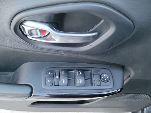 Used 2019 Jeep Cherokee Latitude Plus image 11