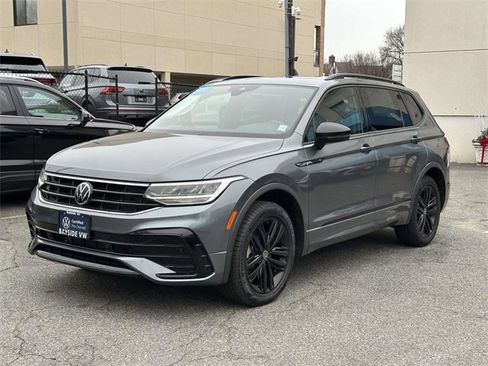 Certified 2022 Volkswagen Tiguan SE R-Line image 8