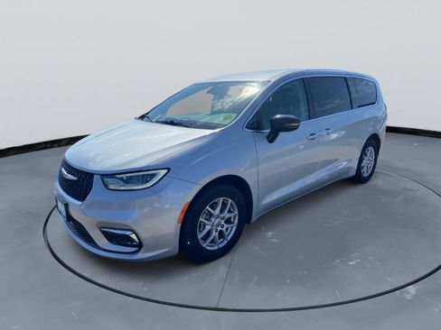 Used 2024 Chrysler Pacifica Touring-L FWD image 10