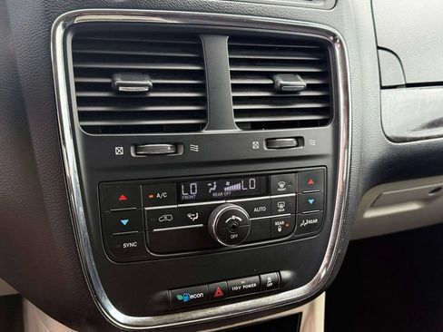 Used 2011 Dodge Grand Caravan Crew FWD image 22