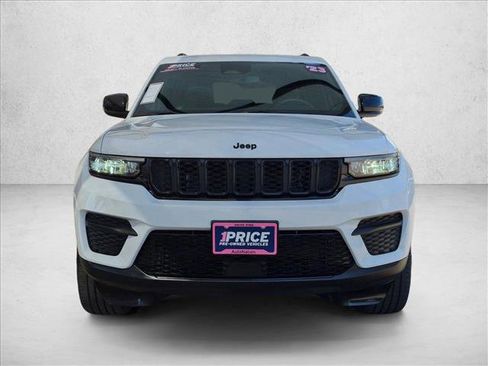 Used 2023 Jeep Grand Cherokee Altitude AWD/4WD image 2
