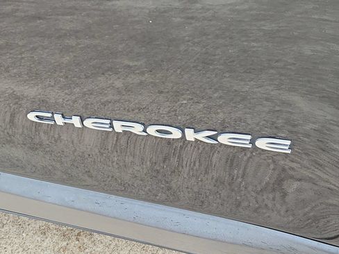 Used 2019 Jeep Cherokee Latitude Plus w/ Comfort/Convenience Group FWD image 30