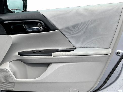 Used 2017 Honda Accord LX image 29