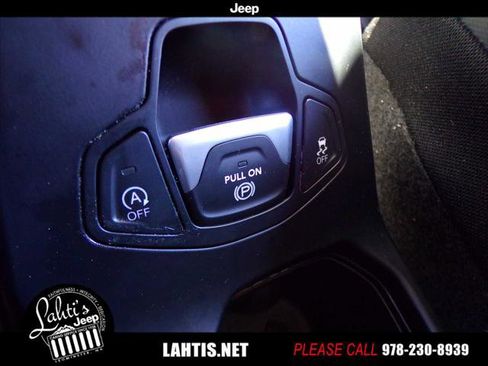 Certified 2020 Jeep Renegade Altitude w/ Cold Weather Group AWD/4WD image 19
