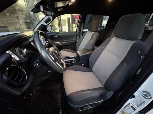 Used 2022 Toyota Tacoma TRD Sport w/ Technology Package image 13