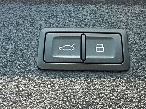 Used 2025 Audi Q5 e Premium AWD/4WD image 12