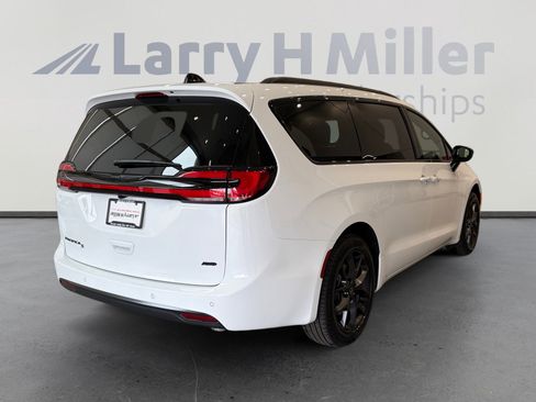 New 2026 Chrysler Pacifica Select image 5