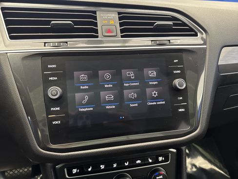 Used 2020 Volkswagen Tiguan SE image 18