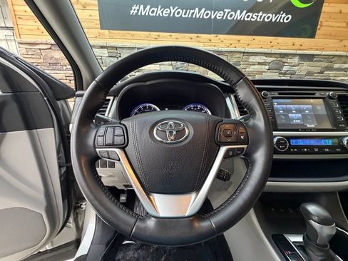 Used 2018 Toyota Highlander XLE AWD/4WD image 36