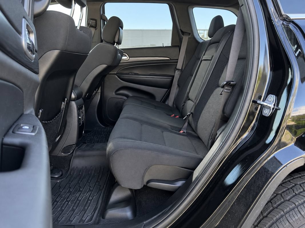 Used 2019 Jeep Grand Cherokee Laredo w/ 18" Wheel & 8.4" Radio Group AWD/4WD image 15