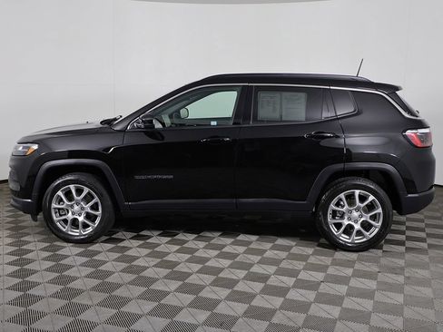Used 2024 Jeep Compass Latitude w/ Sun and Sound Group AWD/4WD image 16