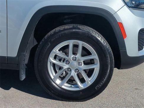 Used 2025 Jeep Grand Cherokee Laredo X image 11