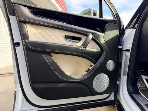 Used 2019 Bentley Bentayga image 13