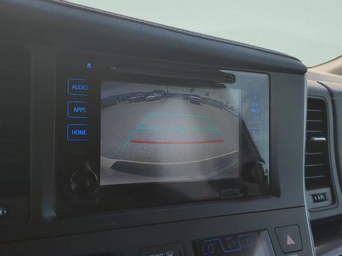Used 2017 Toyota Sienna SE w/ SE Preferred Package image 18