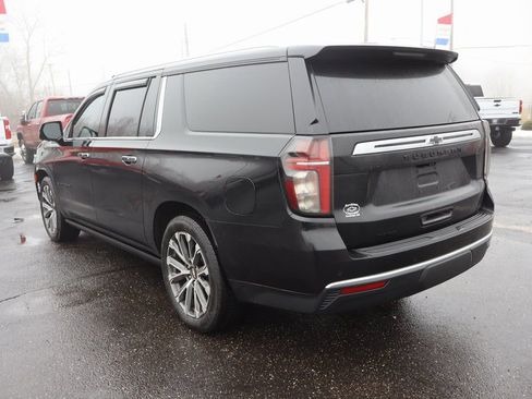 Used 2023 Chevrolet Suburban High Country image 3
