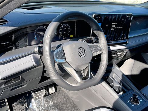 New 2026 Volkswagen Tiguan SE R-Line FWD image 6