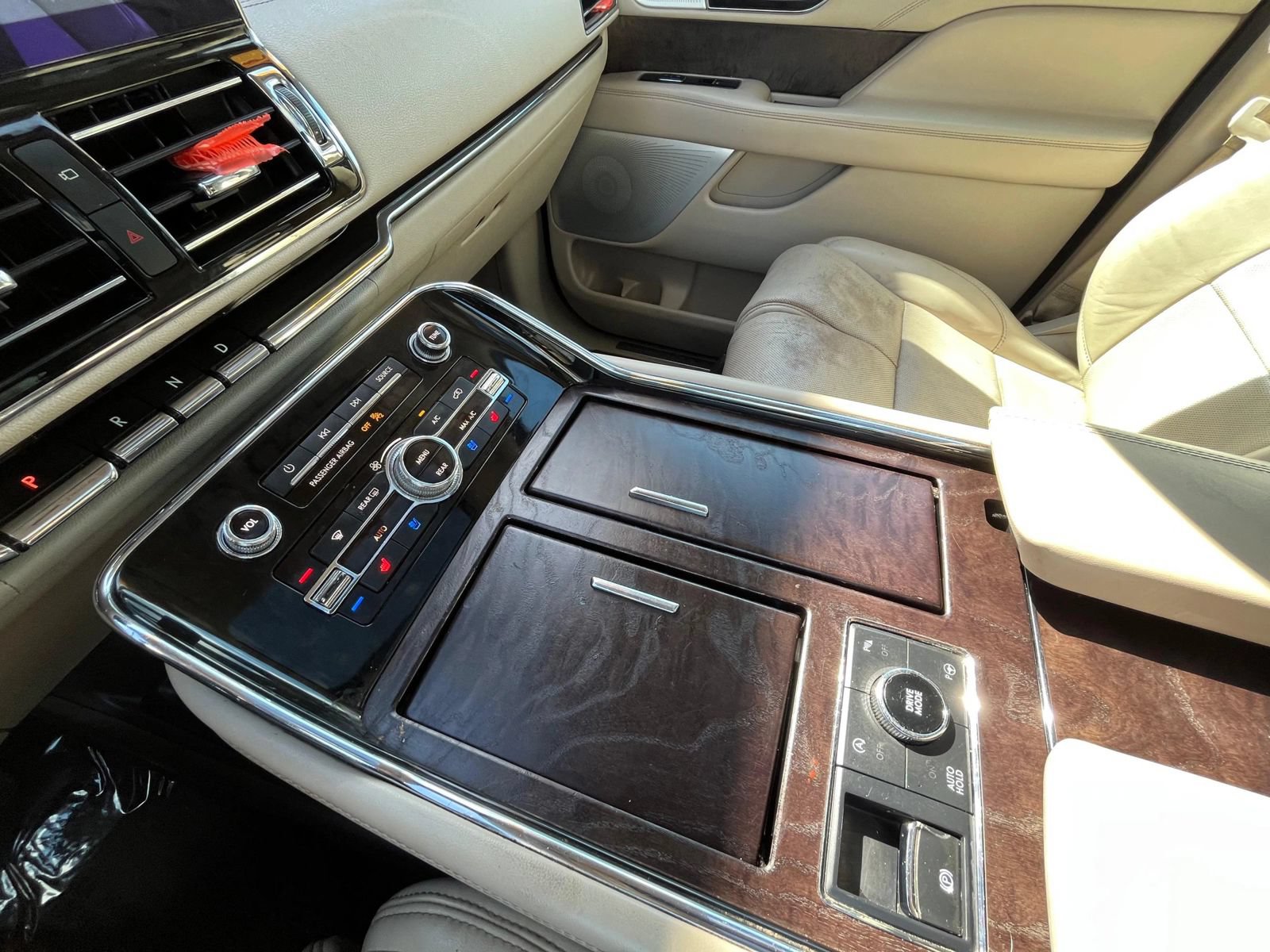 Used 2020 Lincoln Navigator Reserve w/ Luxury Package RWD image 19