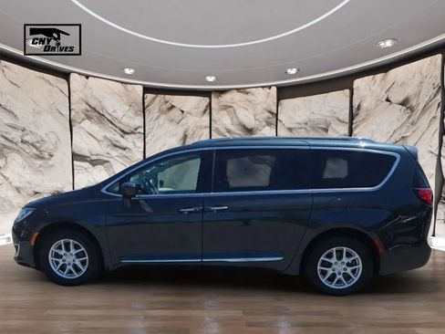 Used 2020 Chrysler Pacifica Touring-L FWD image 8