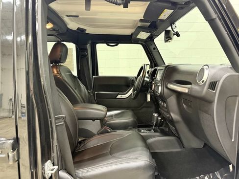 Used 2018 Jeep Wrangler Unlimited Rubicon w/ Connectivity Group AWD/4WD image 31