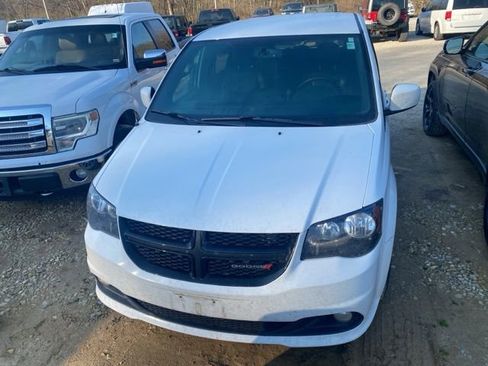 Used 2016 Dodge Grand Caravan SXT image 2