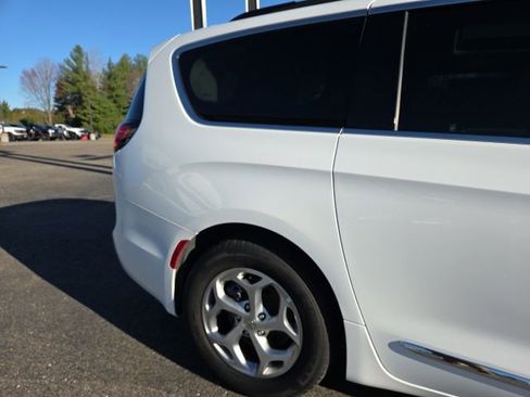 Used 2023 Chrysler Pacifica Limited FWD image 33