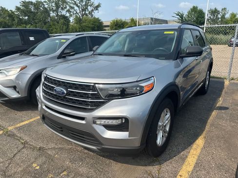 Used 2021 Ford Explorer XLT w/ Equipment Group 202A AWD/4WD image 3