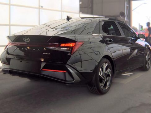 Used 2024 Hyundai Elantra Limited FWD image 3