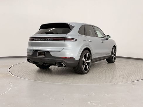 Used 2025 Porsche Cayenne AWD/4WD image 7