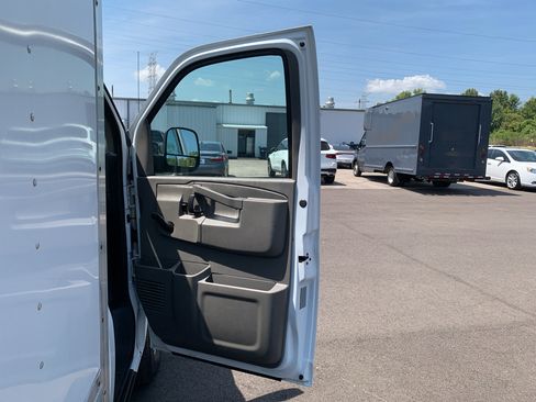 Used 2017 Chevrolet Express 3500 RWD image 24