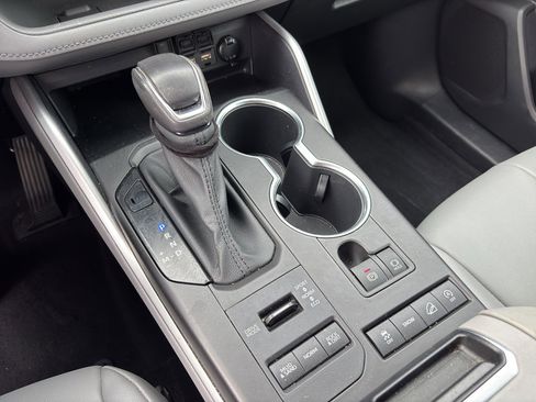 Used 2021 Toyota Highlander XLE AWD/4WD image 12