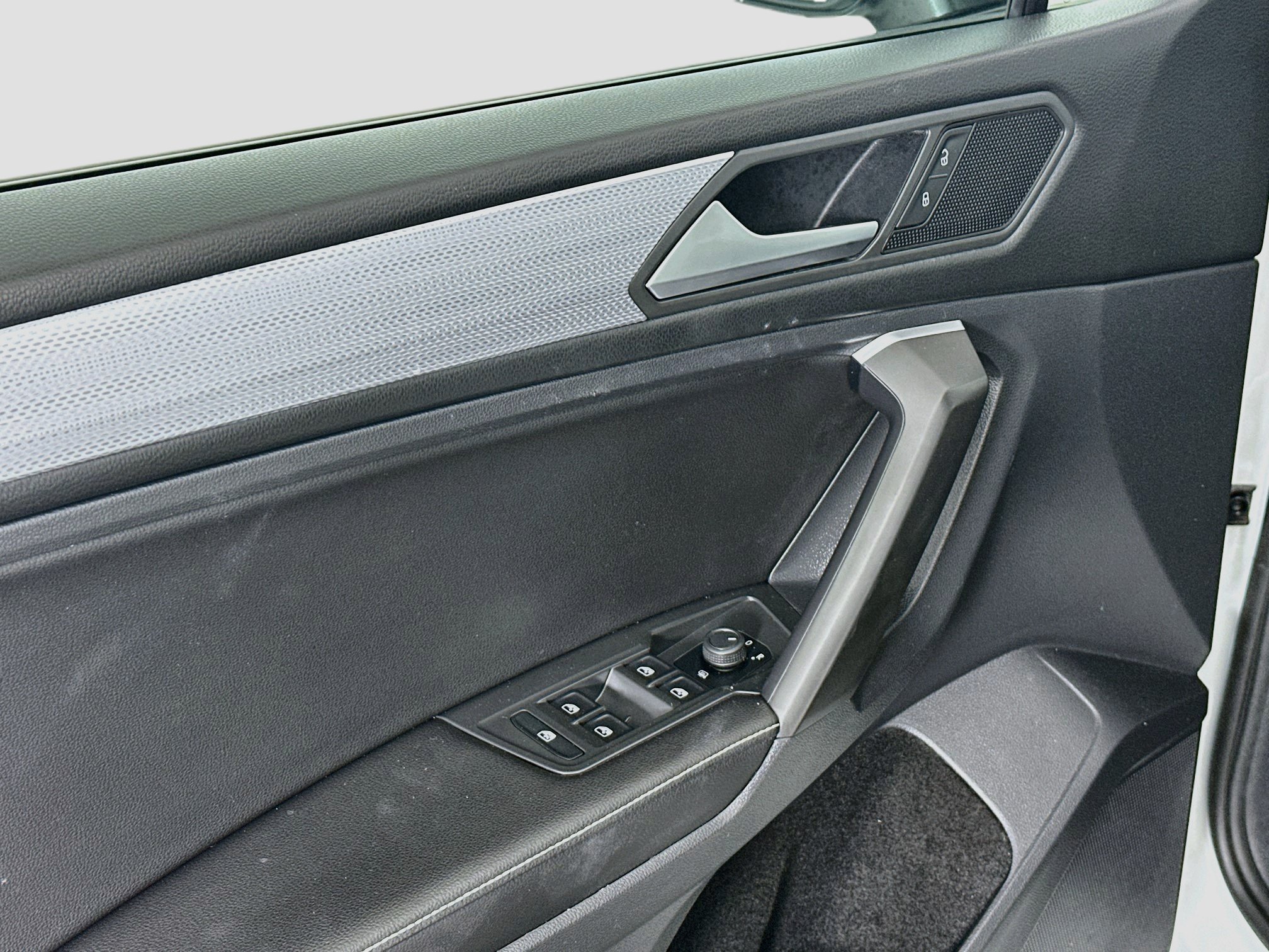 Used 2022 Volkswagen Tiguan S FWD image 15