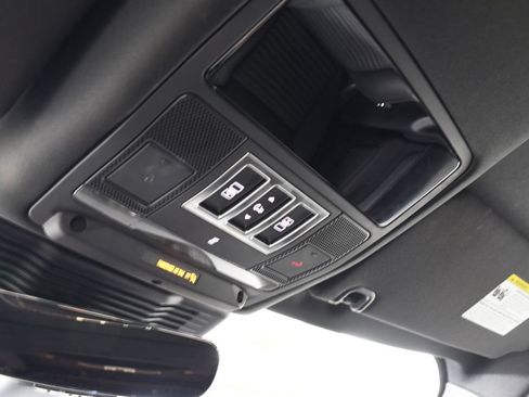 Used 2025 Land Rover Discovery Dynamic SE AWD/4WD image 34