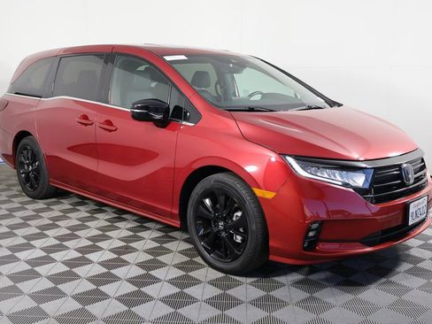Used 2024 Honda Odyssey Sport image 3