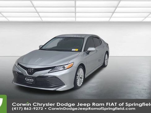 Used 2018 Toyota Camry XLE image 6