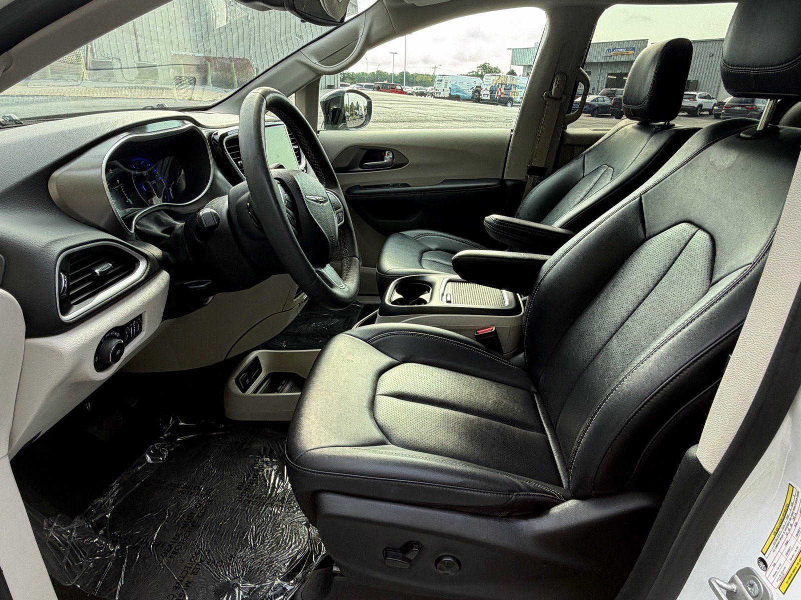 Used 2024 Chrysler Pacifica Touring-L FWD image 25