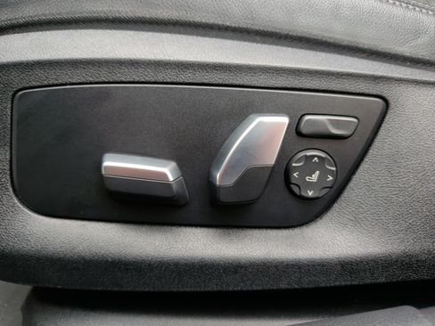 Used 2023 BMW 530e w/ Premium Package image 27