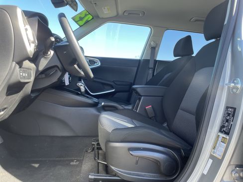 Used 2023 Kia Soul LX w/ LX Technology Package image 12