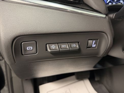 Used 2024 Buick Enclave Avenir w/ Avenir Technology Package image 19