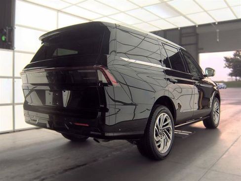 Used 2025 Lincoln Navigator Reserve AWD/4WD image 4