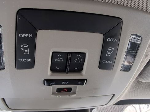 Used 2024 Toyota Sienna LE w/ LE Plus Package image 18